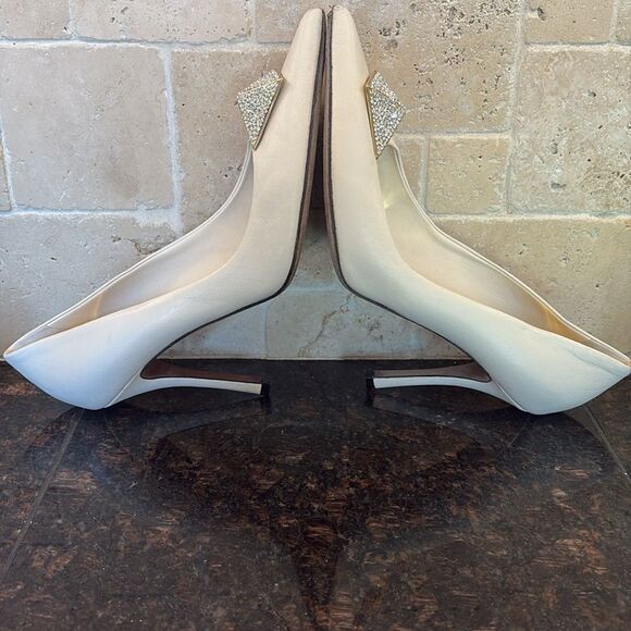 Valentino One Stud 100 Patent rhinestones, Pump, cream size 37.5/7 $1400 - Picture 11 of 14